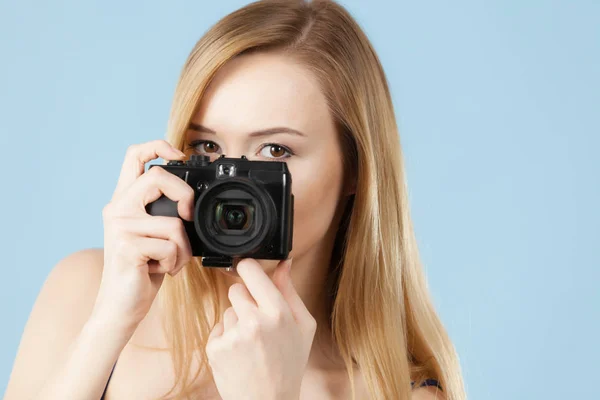Fotografin Mädchen Schießt Bilder Schöne Blonde Lächelnde Frau Mit Kamera — Stockfoto