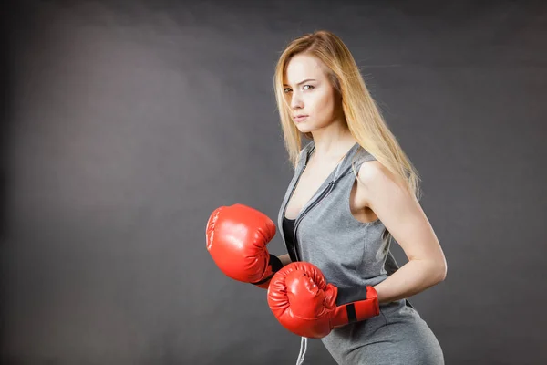 Junge Sinnliche Frau Blondes Attraktives Mädchen Das Mit Roten Boxhandschuhen — Stockfoto