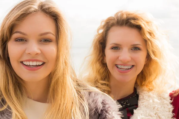 Two Fashionable Women Wearing Stylish Outfits Warm Autumnal Weather Spending — Stock Photo, Image