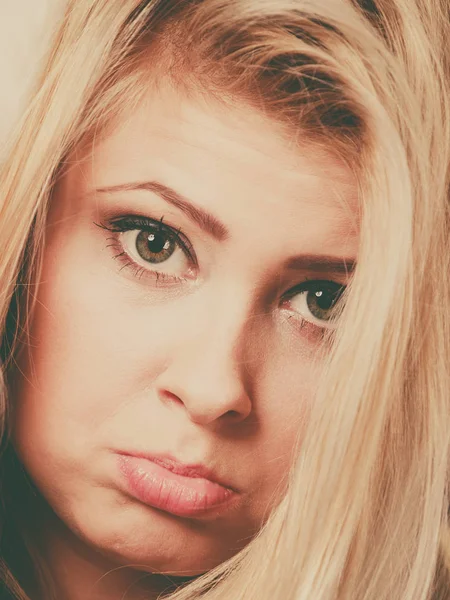 悲しい金髪の若い女性が顔 キュートな暗い表情のクローズ アップ — ストック写真