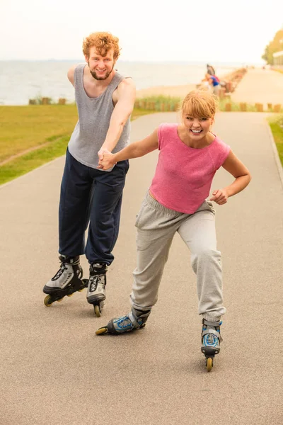 Vida Activa Las Personas Concepto Libertad Pareja Joven Forma Patines — Foto de Stock