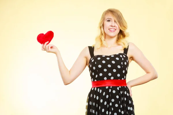 Frau Blonde Süße Mädchen Gepunktetem Kleid Mit Rotem Herz Liebe — Stockfoto