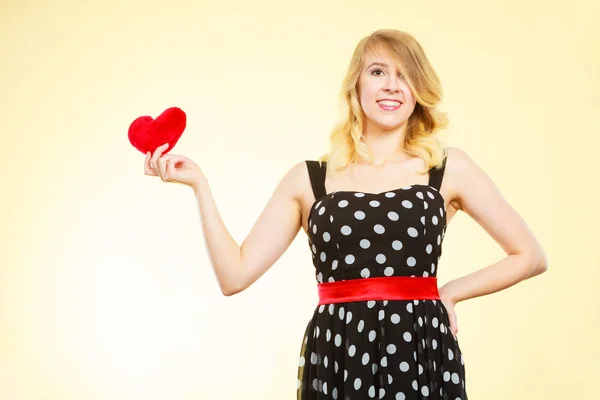 Mujer Rubia Linda Chica Con Vestido Punteado Sosteniendo Corazón Rojo —  Fotos de Stock