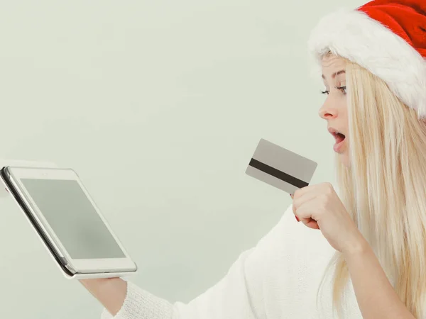 Karácsonyi Fogalom Fiatal Tini Lány Tabletta Laptop Hitelkártya Kanapén Otthon — Stock Fotó