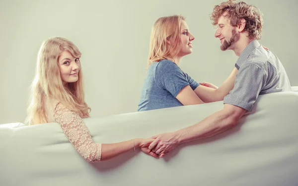 Verraad Ontrouw Concept Knappe Jongen Met Twee Aantrekkelijke Blondie Meisjes — Stockfoto