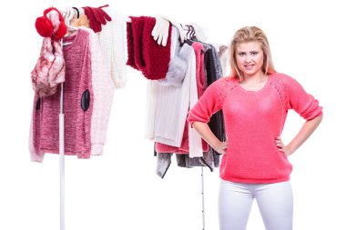 Genç kadın kararsızlık dolap ev dolap, teen sarışın kız giyim raf üzerinde onu sıcak moda kıyafet seçimi. Kış sonbahar kıyafetleri, konsept alışveriş toplama.