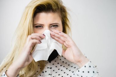 Hastalık, mevsimsel virüs problemi konsepti. Kadın hasta, grip olmuş, dokuya hapşırıyor.