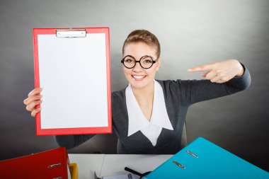 Office nerdy iş iş belgeleri kavramı. Gülümseyen kadın cilt işaret. Genç belgeleri el hareketi kadın.