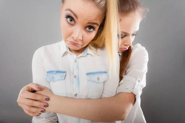 Beziehungen Freundschaftskonzept Mädchen Umarmt Ihren Traurigen Freund — Stockfoto