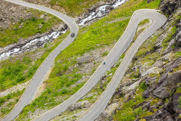 Trollstigen または Trollstigveien ノルウェー ヨーロッパの風光明媚な山の道を巻線を荒らし — ストック写真