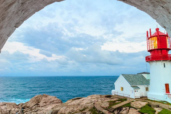 历史红白色灯塔边上的岩石海海岸 南挪威 Lindesnes Fyr — 图库照片