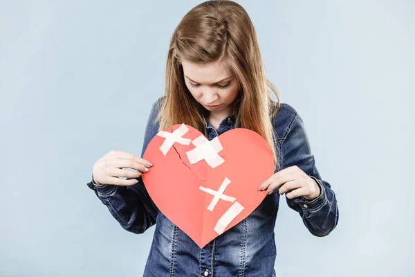 Triste Joven Adolescente Con Corazón Roto Papel Emociones Tristes Negativas — Foto de Stock