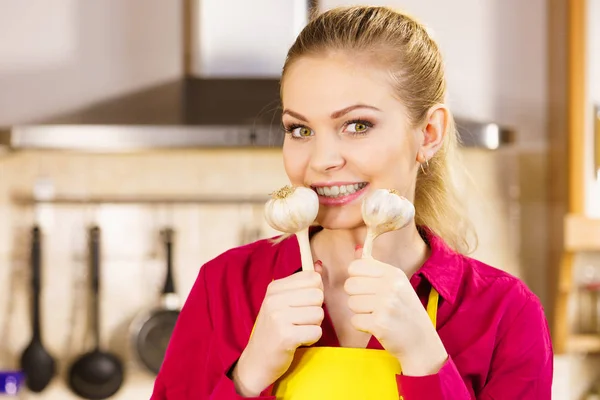 Young Woman Holding Garlic Vegetable Healthy Food Fighting Disease Concept — Stock Photo, Image