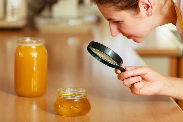 Mogen Kvinna Kvinna Inspektera Testa Honung Mat Med Förstoringsglas — Stockfoto