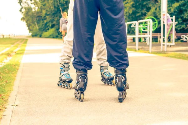 Boş zamanlarında birlikte yaz harcama. Hobi ve yaşam tarzı. Egzersiz ve sağlıklı vücut. Paten sürme spor giyim bacaklarda, yakın çekim.