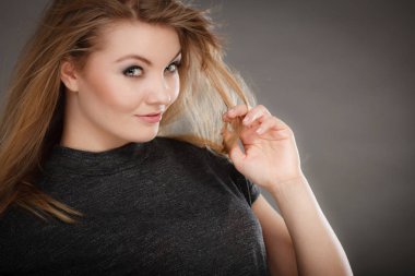 Cazibe ve flört kavramı. Güzel büyüleyici kadın portre seyir flört göz ve gülümseme ile. Neşeli mutlu sarışın genç kadın modeli.