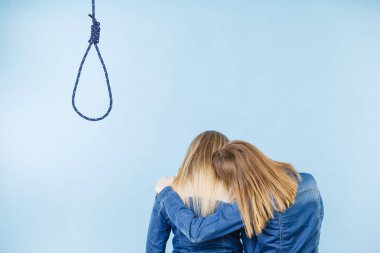 Kadın intihar düşünceleri ile onun en iyi arkadaşı yardım etmeye çalışıyorum. Dostluk ve depresyon kavramı.
