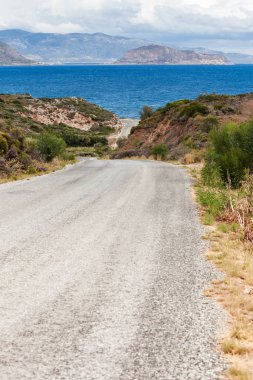 Yunan Adası Monemvasia ve bulutlu gökyüzü, uzaktan görüntüleyin. Yunanistan Peloponnese Lakonia