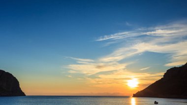 Doğal gündoğumu veya günbatımı üzerinde deniz yüzeyi, tekne demirlemiş bay, Yunanistan