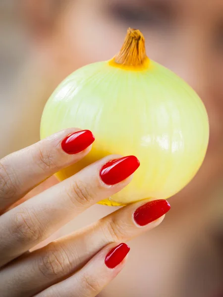 Woman Holding Healthy Fresh Natural White Onion Healthy Eating Dieting — Stock Photo, Image