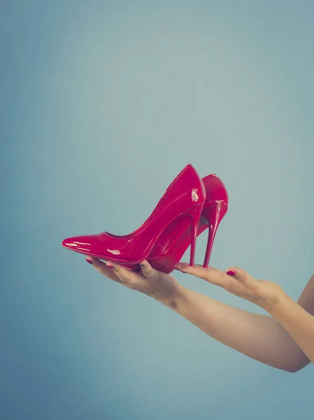 Woman Hand Fashion Stylist Presenting Her Elegant Shoes Beautiful Red — Stock Photo, Image