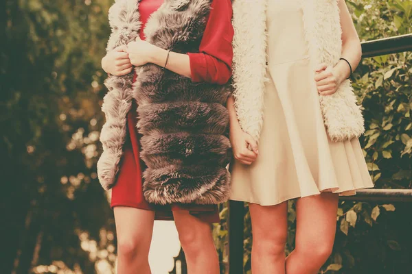 暖かい秋の天気の間にスタイリッシュな衣装を身に着けている2人のファッショナブルな女性彼らの自由な時間屋外を過ごす — ストック写真