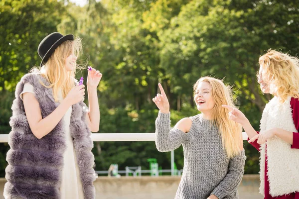 Vakantie Vreugde Vriendschap Concept Vrouwen Vrienden Hebben Plezier Blazen Zeepbellen — Stockfoto