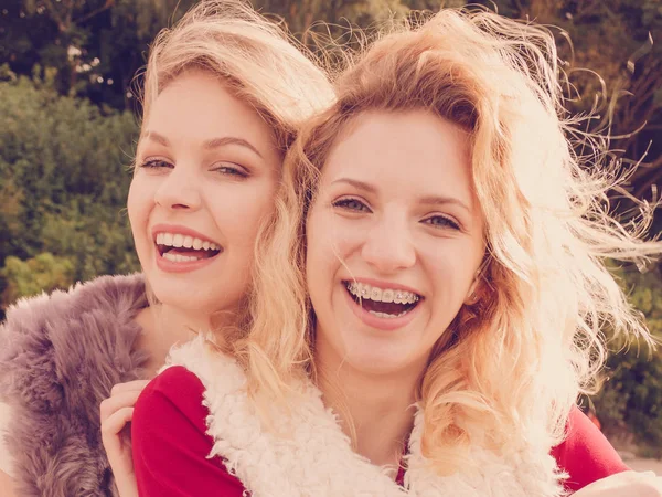 Two Fashionable Women Wearing Stylish Outfits Warm Autumnal Weather Spending — Stock Photo, Image