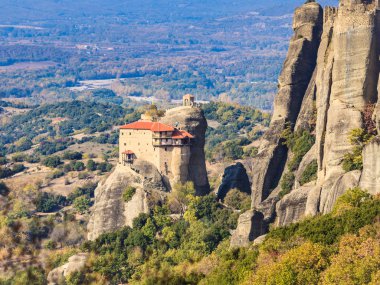 Meteora kaya oluşumundaki Rousanou St. Barbarain Manastırı, Teselya Yunanistan. Yunan varış noktaları