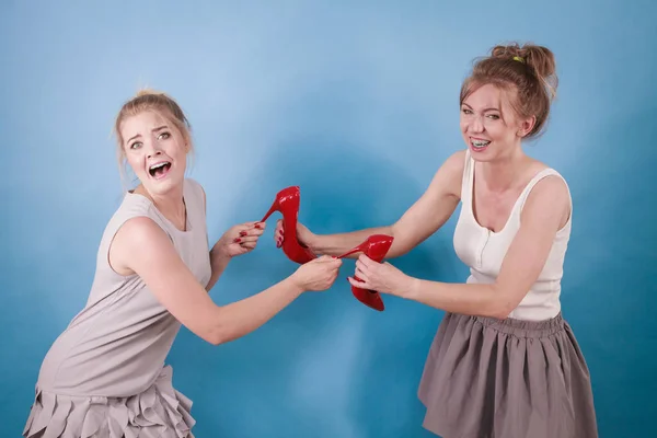 Duas Mulheres Que Discutem Luta Por Sapatos Salto Alto Vermelhos — Fotografia de Stock