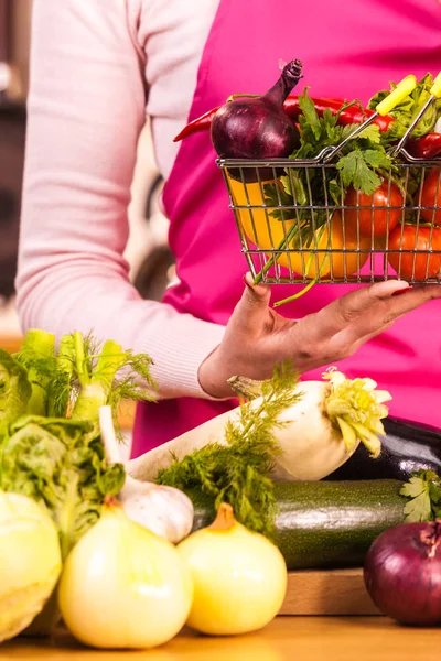 Winkelwagen Met Veel Kleurrijke Groenten Gezond Eten Levensstijl Voedingsstoffen Vegetarisch — Stockfoto