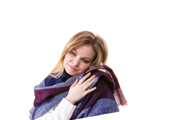 Mujer Sintiéndose Cómoda Usando Suave Colorido Pañuelo Chal Otoñal Cálido — Foto de Stock