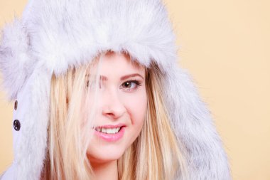 Aksesuar ve soğuk günlerde, moda kavramı için giyim. Kış sıcak tüylü şapkalı Rus tarzı mutlu sarışın kadın