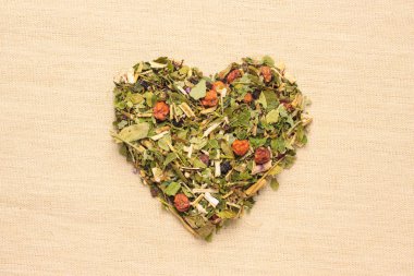 Bitki yaprakları kalp çuval jüt yüzeyinde şeklinde kurutulmuş. Kuru bir aromatik otsu bitki. Şifalı otlar bitkisel tıp kavramı.