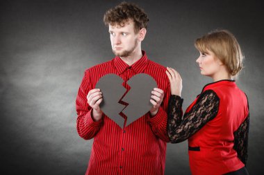 Boşanma ve ayrılık kavramı. Çift ilişkisi ciddi bir kriz var. Karı koca birbirlerine değişkeni sonra bırakın. Kırık kalpli insanlarla.