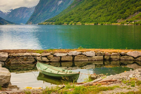 Pequeño Barco Amarrado Superficie Agua Azul Paisaje Montañas Fiordos Noruega — Foto de Stock