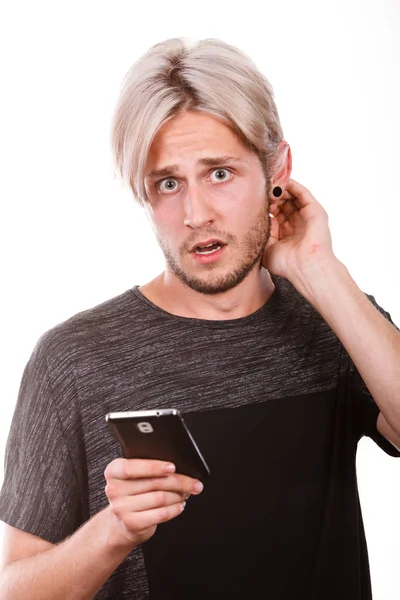 技術とコミュニケーション 若い男白で隔離 悪いメッセージを読んで携帯電話を使用して悲しい深刻な表情 — ストック写真