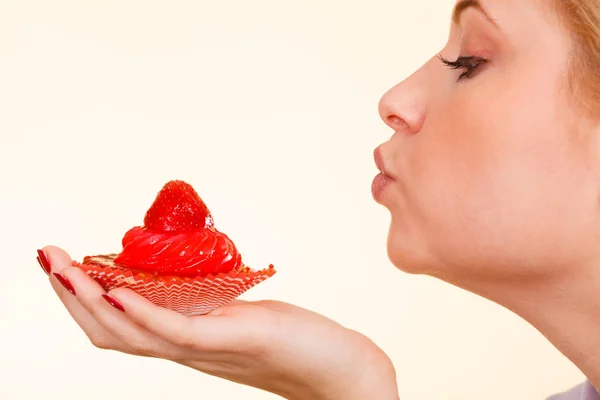 Dulces Comida Gorda Concepto Azúcar Mujer Sosteniendo Dulce Fresa Cupcake — Foto de Stock