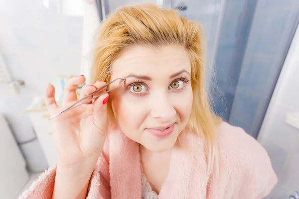 Frau Badezimmer Zupft Augenbrauen Die Mit Pinzette Enthaart Werden Mädchen — Stockfoto