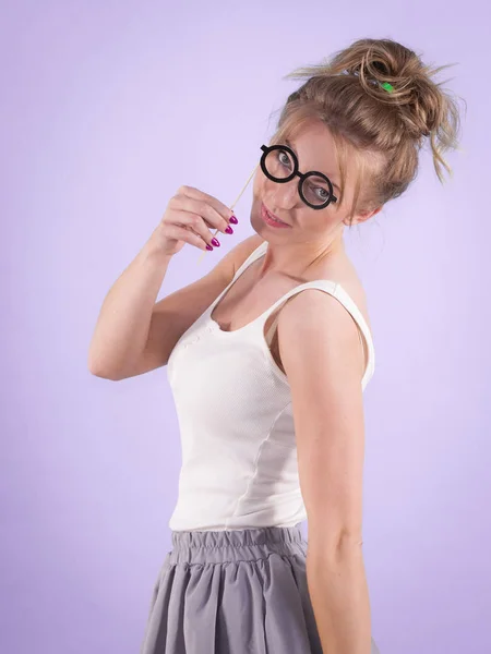 Elegante Joven Fingiendo Llevar Gafas Nerd Graciosas Educación Estudio Las —  Fotos de Stock