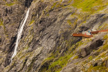 Güzel dağlar ve şelale Norveç Avrupa, popüler turistik Trollstigen açısından görünümü.