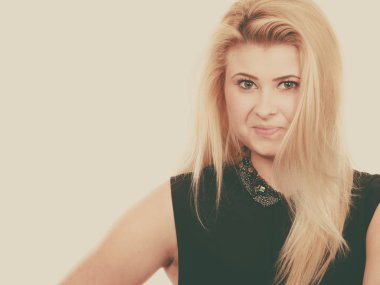 Feminity kavramı. Gülümseyen, portresi uzun sarı saçlı sevimli yetişkin kadın.