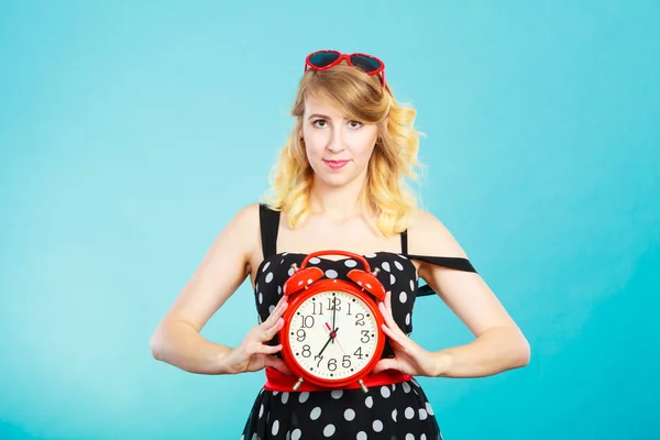 Concepto Tiempo Gestión Chica Moda Rubia Con Vestido Negro Punteado —  Fotos de Stock