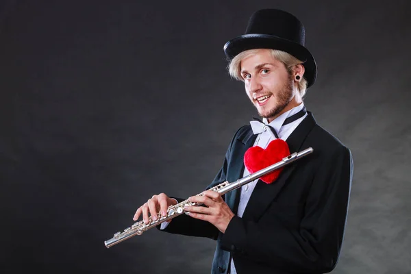 情人节那天爱的旋律概念 长笛音乐男性长笛音乐家表演 优雅时尚小伙子用仪器和红色的心 — 图库照片