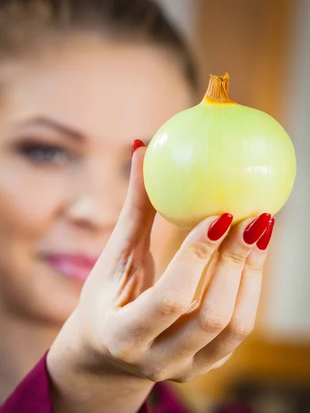 Woman Holding Healthy Fresh Natural White Onion Healthy Eating Dieting — Stock Photo, Image