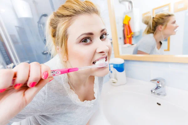 Kobieta Szczotkowanie Czyszczenia Zębów Zbliżenie Zabawna Dziewczyna Szczoteczka Zębów Łazience — Zdjęcie stockowe