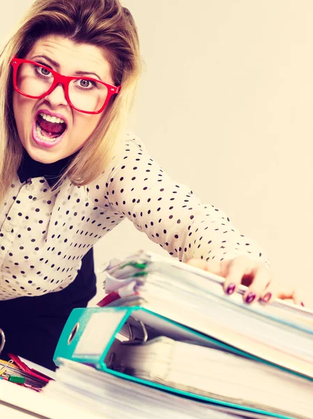 Schockierte Buchhalterin Sitzt Schreibtisch Voller Unterlagen Ordnern Und Sieht Etwas — Stockfoto