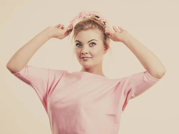 Счастливая Веселая Улыбающаяся Женщина Розовом Платье Светлыми Волосами Держащими Цветочный — стоковое фото