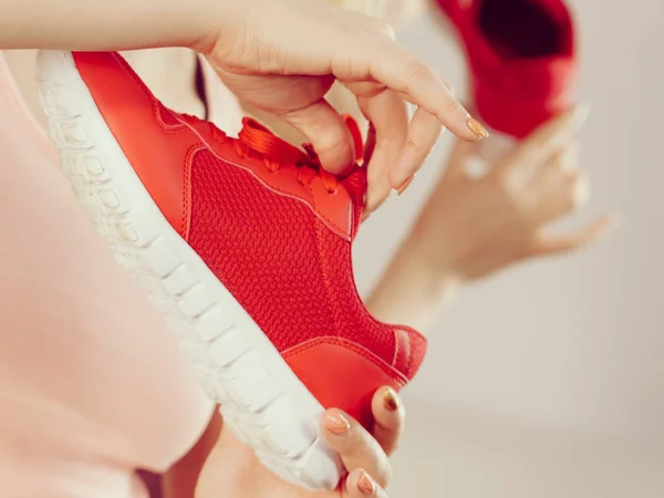 Glücklich Sportlich Lächelnde Frau Präsentiert Sportbekleidung Turnschuhe Rote Schuhe Bequemes — Stockfoto