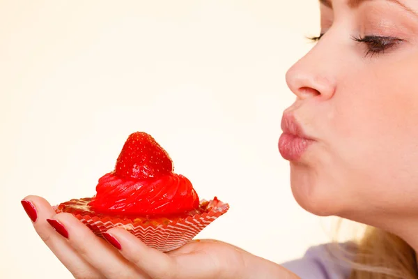 垃圾食品 糖诱惑饮食的概念 女人拿着甜而好吃的纸杯蛋糕给甜点送去空气亲吻 — 图库照片